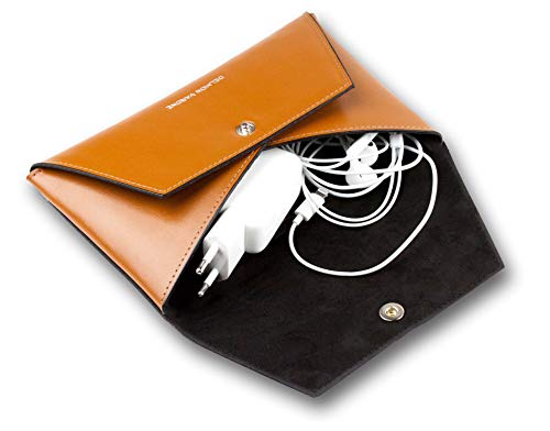 DELMON VARONE - Personalisierbare Universal Zubehörtasche Boxcalf Leder Braun klein, Elektronik Kabel Schutztasche, Kabelorganizer Tasche für Laptop iPad MacBook als Geschenk für Männer von DELMON VARONE - FINE LEATHERGOODS MADE IN GERMANY