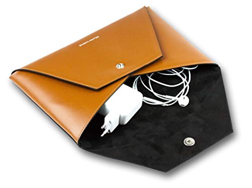 DELMON VARONE - Personalisierbare Universal Zubehörtasche aus Boxcalf Leder Braun groß, Kabel Schutztasche für Elektronik, Kabelorganizer für Laptop, Notebook, iPad, MacBook, Echtleder Zubehör Tasche von DELMON VARONE - FINE LEATHERGOODS MADE IN GERMANY