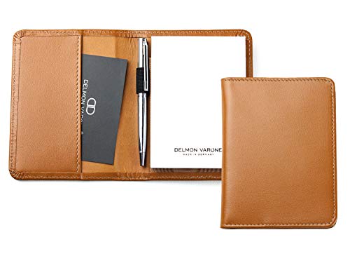DELMON VARONE - Personalisierbares Notizblock Etui DIN A7 aus Boxcalf Premium Leder braun, Reporterblock im Lederetui mit Mini Kugelschreiber, Stiftschlaufe, Einschubfach und Notizblöcke DELMON VARONE - Personalisierbares Notizblock Etui DIN A7 aus Boxcalf Premium Leder braun, Reporterblock im Lederetui mit Mini Kugelschreiber, Stiftschlaufe, Einschubfach und Notizblöcke von DELMON VARONE - FINE LEATHERGOODS MADE IN GERMANY