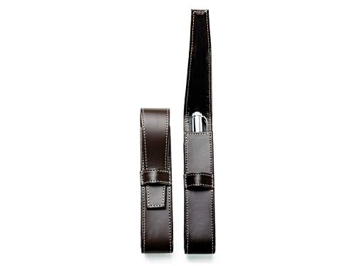 DELMON VARONE - Personalisierbares Schreibgeräte Etui Premium Cambridge Top Grain Leder Braun, Echtleder Stifteetui mit Verschlusslasche für 1 Schreibgerät, Federetui für Kugelschreiber oder Bleistift DELMON VARONE - Personalisierbares Schreibgeräte Etui Premium Cambridge Top Grain Leder Braun, Echtleder Stifteetui mit Verschlusslasche für 1 Schreibgerät, Federetui für Kugelschreiber oder Bleistift von DELMON VARONE - FINE LEATHERGOODS MADE IN GERMANY