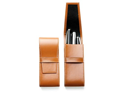 DELMON VARONE - Personalisierbares Schreibgeräteetui Cambridge Top Grain Leder Braun, Stifte Etui mit Verschlusslasche für 3 Schreibgeräte, Stiftemappe für hochwertige Kugelschreiber, Stifte & Füller von DELMON VARONE - FINE LEATHERGOODS MADE IN GERMANY