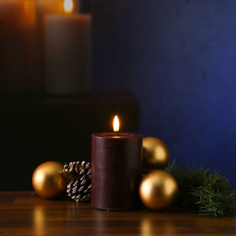 LED Stumpenkerze MIA - Echtwachs - realistische 3D Flamme - H: 10cm - D: 7,5cm - weinrot von DELUXE Homeart