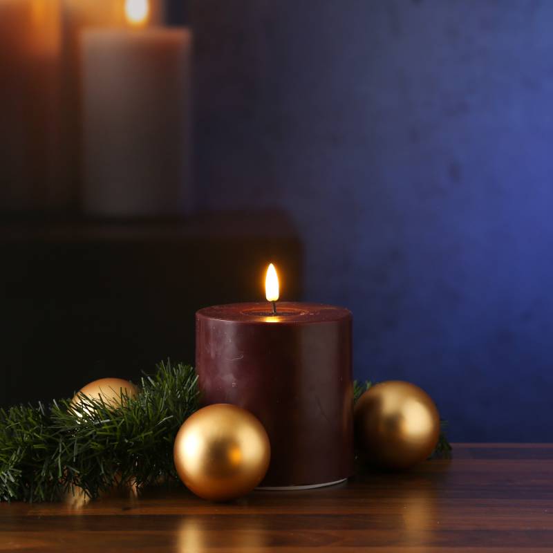 LED Stumpenkerze MIA - Echtwachs - realistische 3D Flamme - H: 10cm - D: 10cm - weinrot von DELUXE Homeart