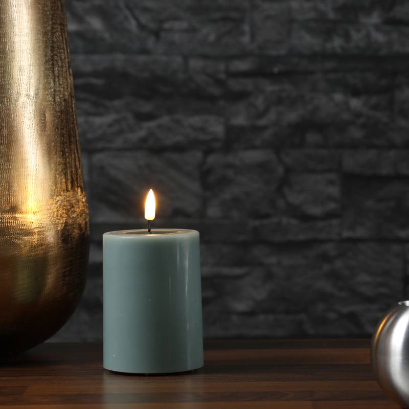 LED Stumpenkerze MIA - Echtwachs - realistische 3D Flamme - H: 10cm - D: 7,5cm - salbeigrün von DELUXE Homeart