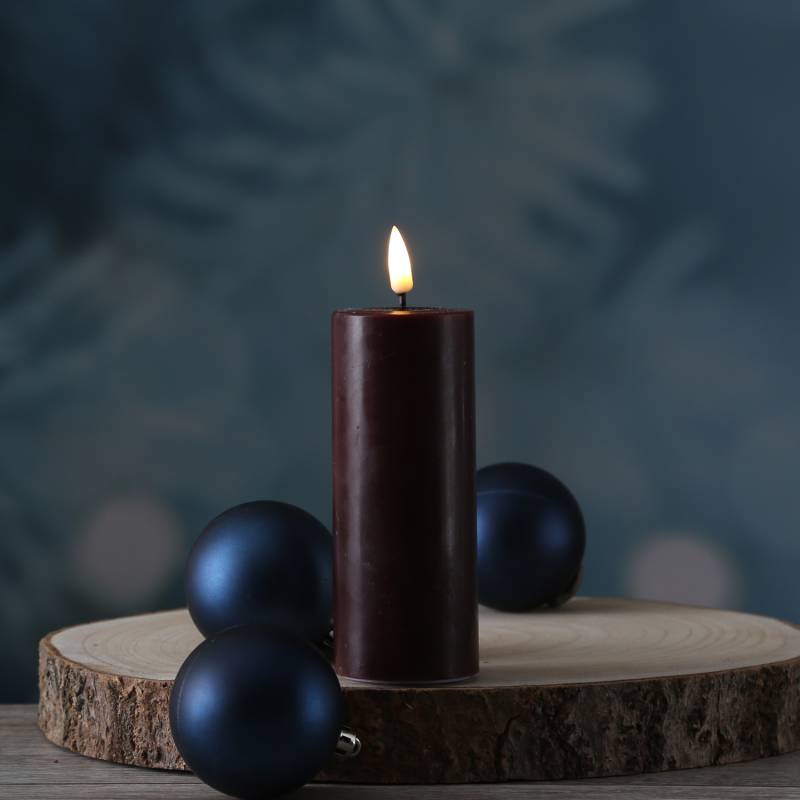 LED Stumpenkerze MIA - Echtwachs - realistische 3D Flamme - H: 12,5cm - D: 5cm - weinrot von DELUXE Homeart