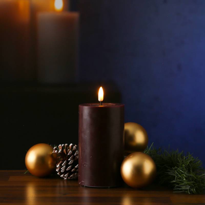 LED Stumpenkerze MIA - Echtwachs - realistische 3D Flamme - H: 12,5cm - D: 7,5cm - weinrot von DELUXE Homeart