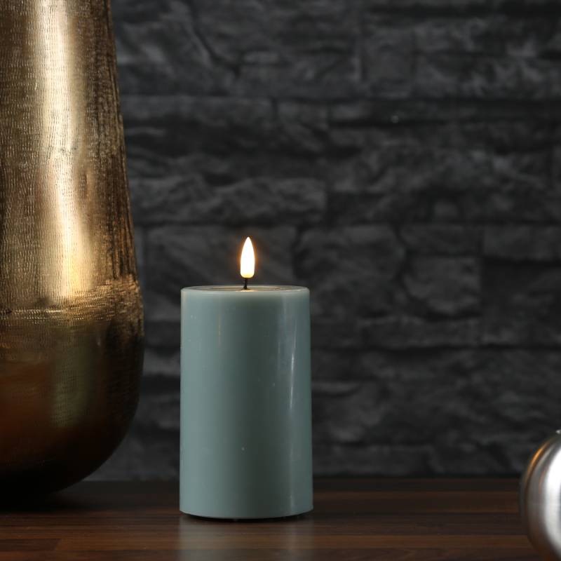 LED Stumpenkerze MIA - Echtwachs - realistische 3D Flamme - H: 12,5cm - D: 7,5cm - salbeigrün von DELUXE Homeart
