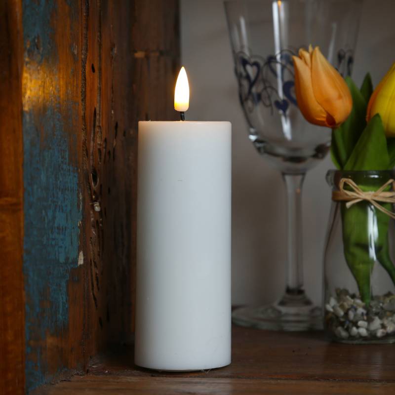 LED Stumpenkerze MIA - Echtwachs - realistische 3D Flamme - H: 15cm - D: 5cm - Batterie - weiß von DELUXE Homeart