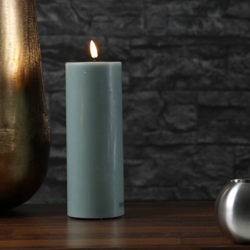LED Stumpenkerze MIA - Echtwachs - realistische 3D Flamme - H: 20cm - D: 7,5cm - salbeigrün von DELUXE Homeart