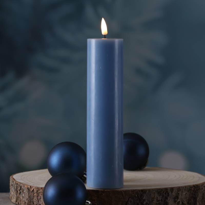LED Stumpenkerze MIA - Echtwachs - realistische 3D Flamme - H: 20cm - D: 5cm - eisblau von DELUXE Homeart