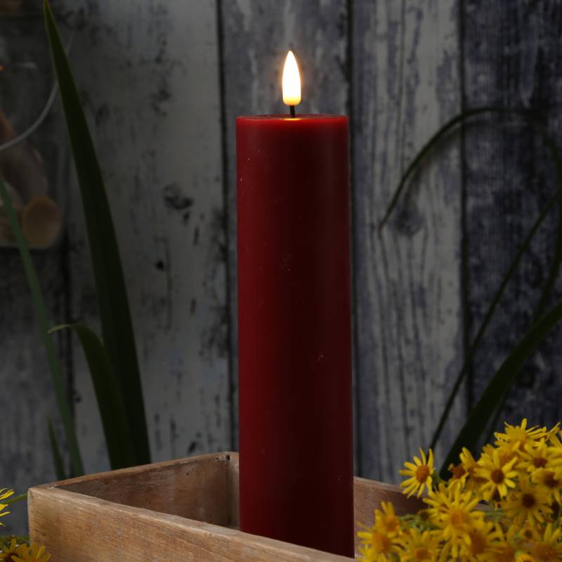 LED Stumpenkerze MIA - Echtwachs - realistische 3D Flamme - H: 20cm - D: 5cm - bordeauxrot von DELUXE Homeart