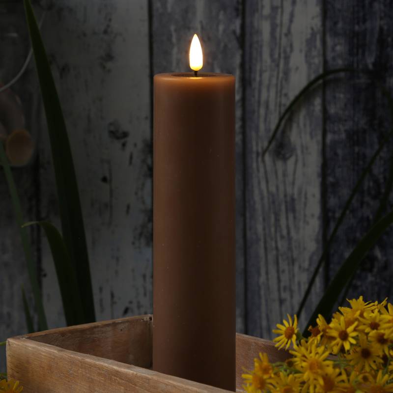 LED Stumpenkerze MIA - Echtwachs - realistische 3D Flamme - H: 20cm - D: 5cm - karamell von DELUXE Homeart