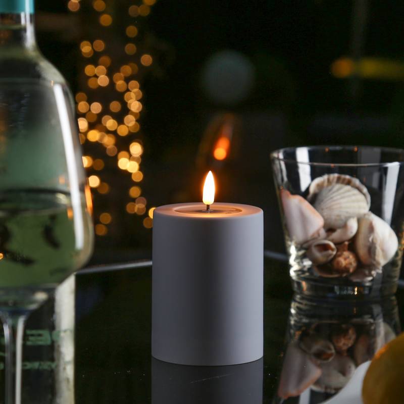 LED Stumpenkerze MIA - Kunststoff - 3D Flamme - H: 10cm - D: 7,5cm - für Außen - grau von DELUXE Homeart