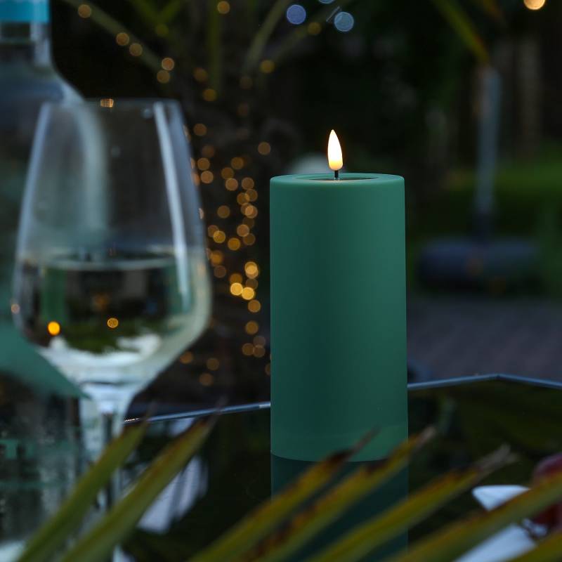 LED Stumpenkerze MIA - Kunststoff - 3D Flamme - H: 15cm - D: 7,5cm - für Außen - grün von DELUXE Homeart