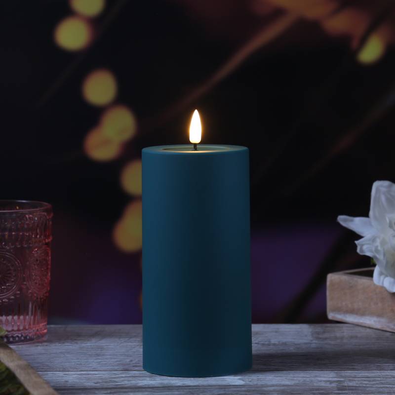 LED Stumpenkerze MIA - Kunststoff - 3D Flamme - H: 15cm - D: 7,5cm - für Außen - dunkelgrün von DELUXE Homeart