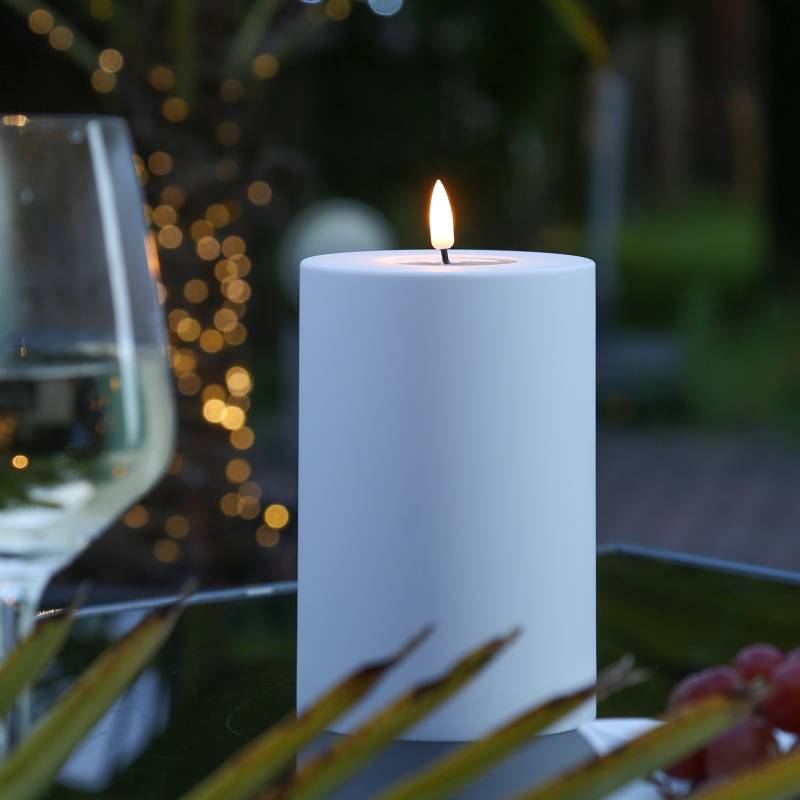 LED Stumpenkerze MIA - Kunststoff - realistische 3D Flamme - H: 15cm - D: 10cm - für Außen - weiß von DELUXE Homeart