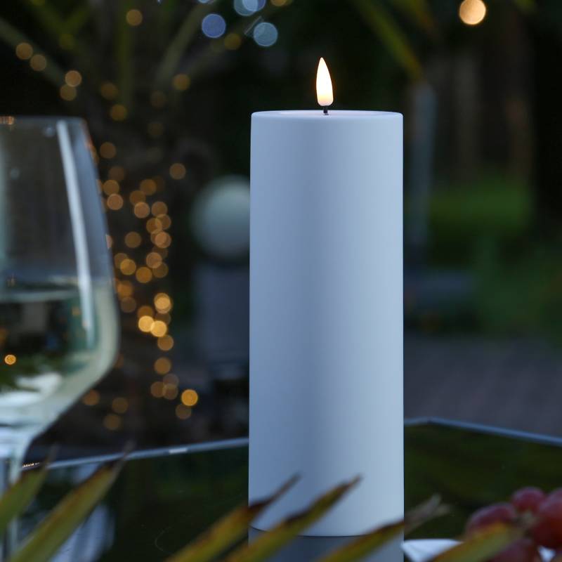 LED Stumpenkerze MIA - Kunststoff - realistische 3D Flamme - H: 20cm - D: 7,5cm - für Außen - weiß von DELUXE Homeart