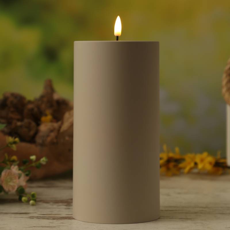 LED Stumpenkerze MIA - Kunststoff - realistische 3D Flamme - H: 20cm - D: 10cm - für Außen - sand von DELUXE Homeart