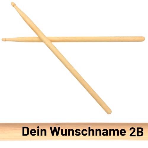 1 Paar Personalisierte Hickory-Drumsticks mit Wunsch-Gravur | handgeölte Schlagzeug Sticks mit Gravur personalisiert - verschiedene Größen | eins der besten Drummer Geschenke (2B) von DER BANDMARKT