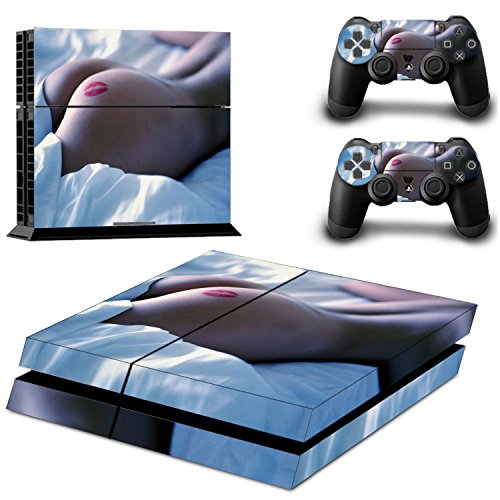 DOTBUY PS4 Skin Aufkleber Sticker Design Folie schützende Haut Schale für Sony Playstation 4 Konsole und 2 Dualshock Controller (Kiss Ass) von DOTBUY