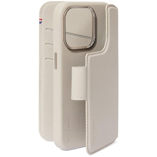 Decoded 2-in-1 Abnehmbare Schutzhülle für Apple iPhone 15 Pro Max - Hochwertiges Europäisches Leder - Kartenhalter Hülle - Lederhülle - MagSafe-Kompatibel - Microfiber Lining - Clay Beige von Decoded