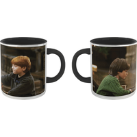 Harry Potter Harry And Ron - Playing Chess Mug - Black von Decorsome
