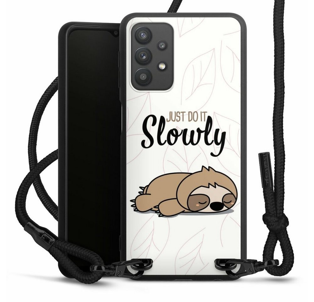 DeinDesign Handyhülle Tiere Faultier lazy sunday Just Do It Slowly Sloth, Samsung Galaxy A32 5G Premium Handykette Hülle mit Band von DeinDesign