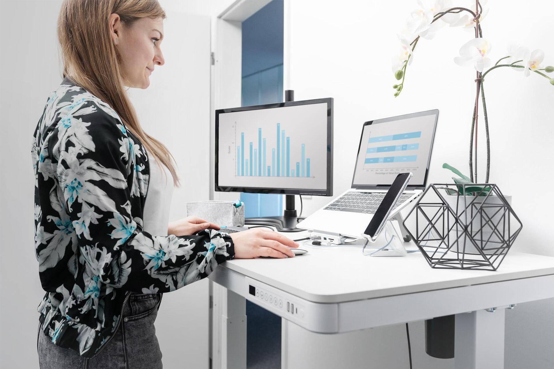 Digitus Elektrisch höhenverstellbarer Schreibtisch mit USB-Ladestation und Schublade (DA-90406) von Digitus