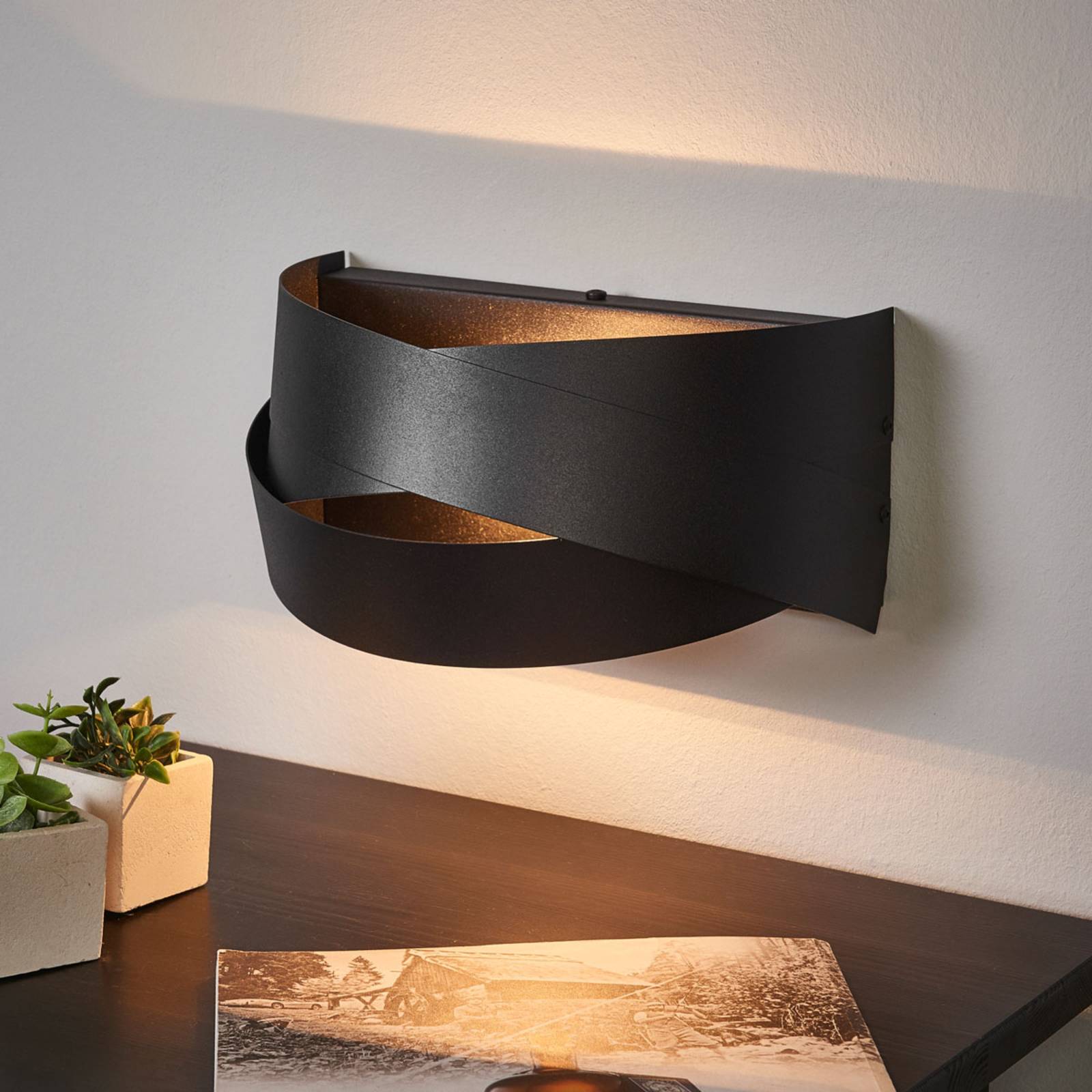 Wandlampe Tornado schwarz Wandlampe Tornado schwarz von Domiluce