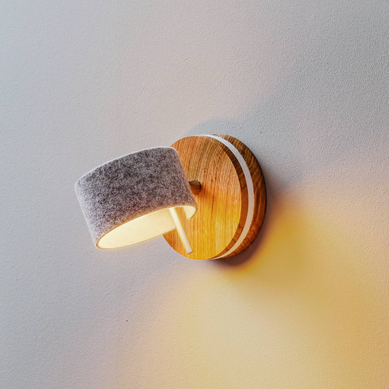 LED-Wandleuchte Frits mit Eichenholz und Filz LED-Wandleuchte Frits mit Eichenholz und Filz von Domus