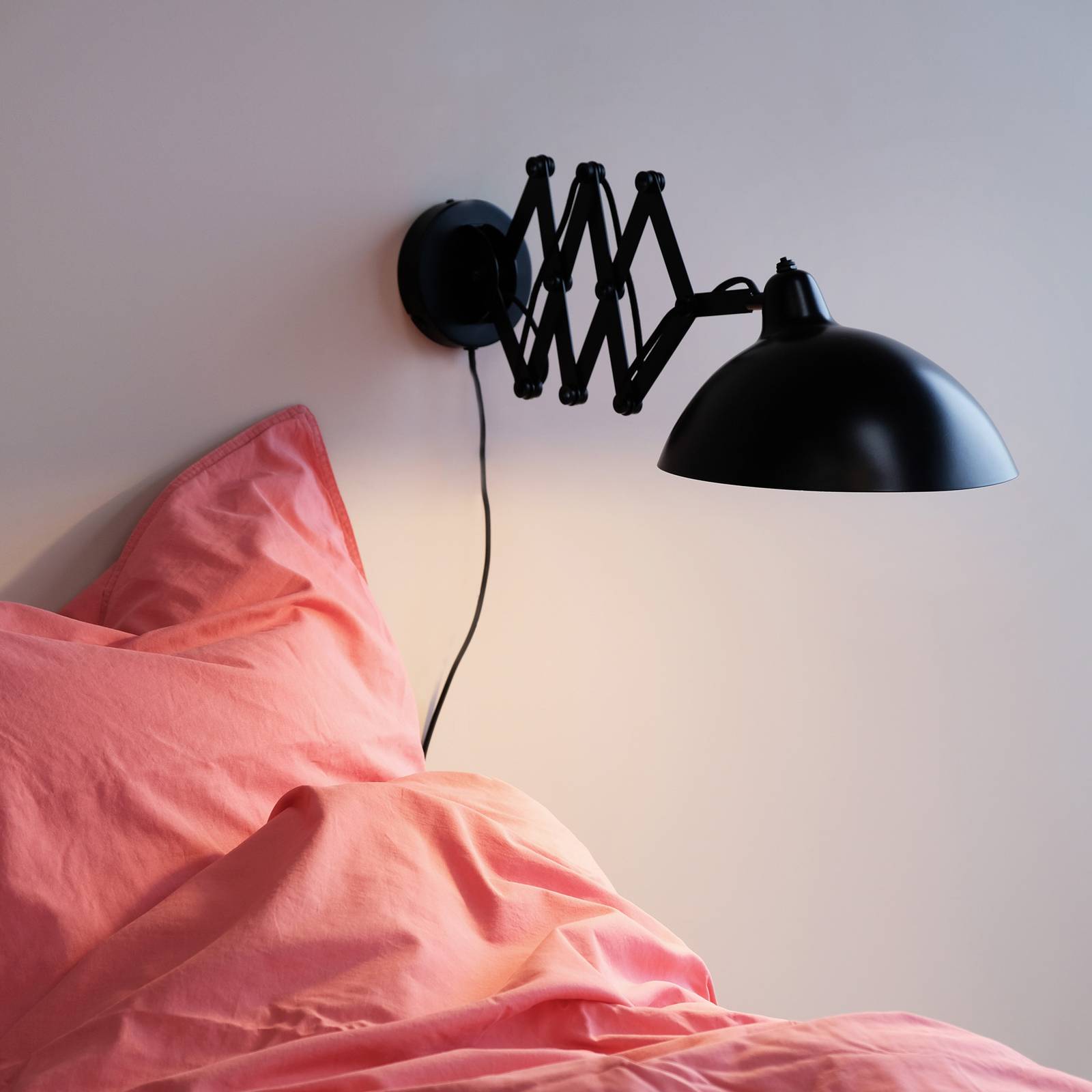 Dyberg Larsen Futura Wandlampe mit Scherenarm Dyberg Larsen Futura Wandlampe mit Scherenarm von Dyberg Larsen