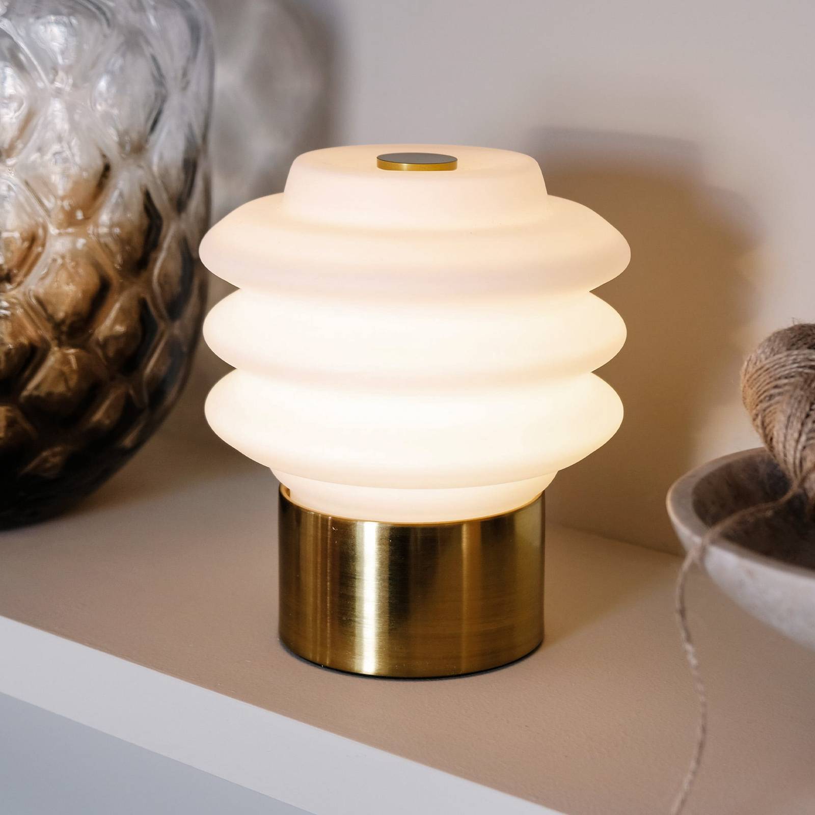 Dyberg Larsen LED-Akku-Tischlampe Diva, weiß/messingfarben Dyberg Larsen LED-Akku-Tischlampe Diva, weiß/messingfarben von Dyberg Larsen