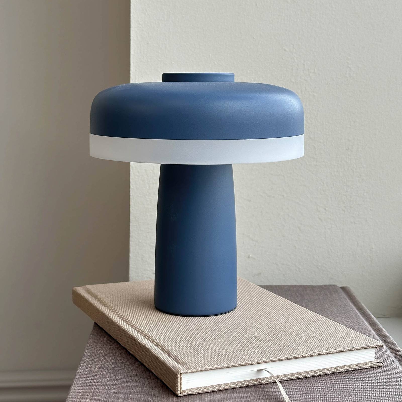 Dyberg Larsen LED-Akku-Tischlampe Porter, blau, Höhe 16 cm Dyberg Larsen LED-Akku-Tischlampe Porter, blau, Höhe 16 cm von Dyberg Larsen