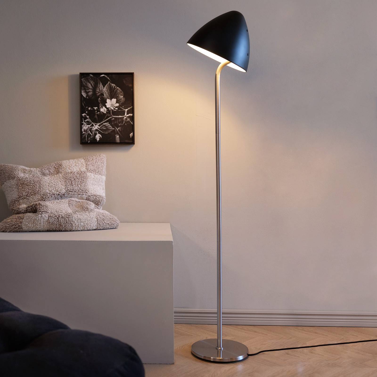 Dyberg Larsen Stehlampe Oulu, schwarz/stahl, Höhe 128 cm Dyberg Larsen Stehlampe Oulu, schwarz/stahl, Höhe 128 cm von Dyberg Larsen
