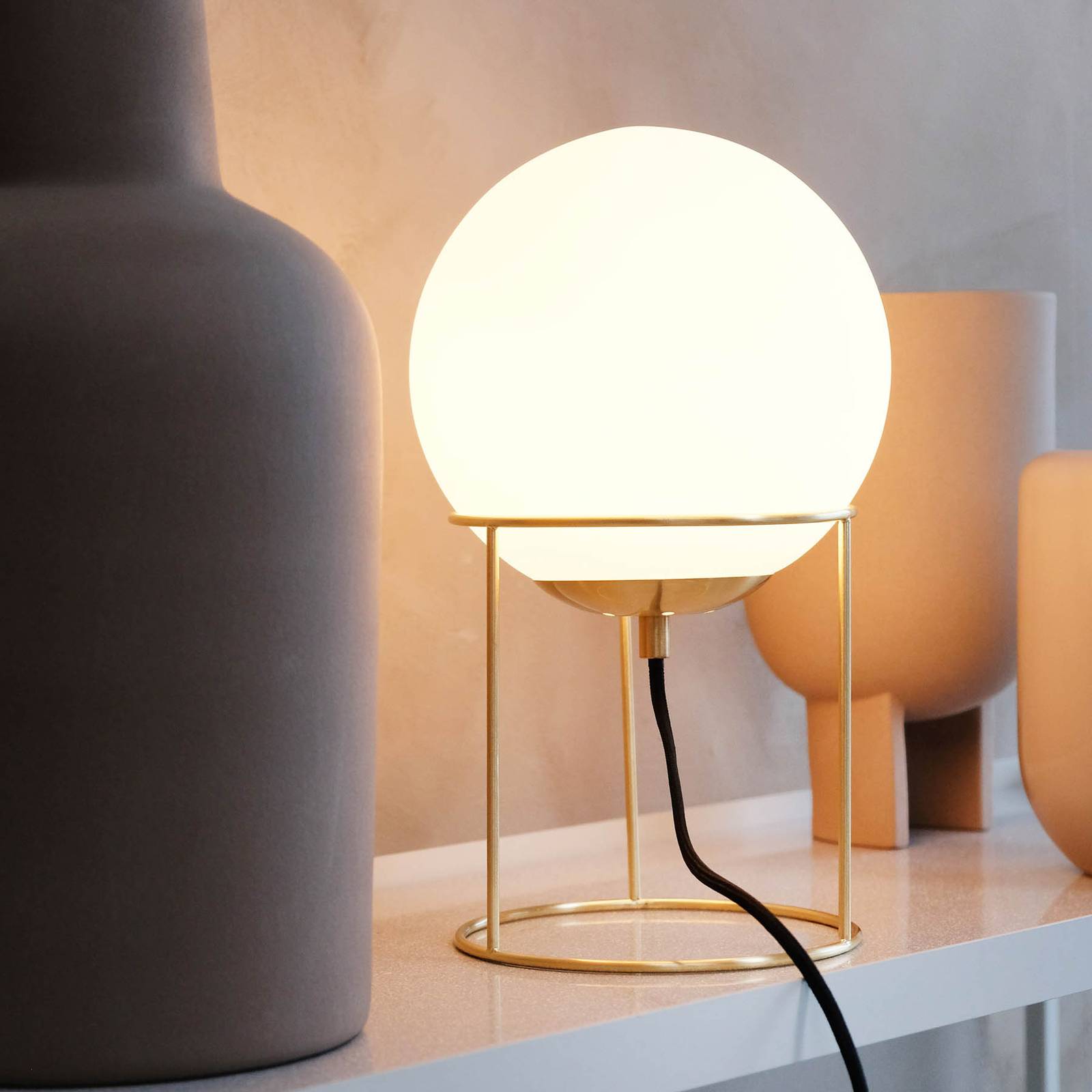 Dyberg Larsen Tischlampe Madrid, opal/messingfarben, 34 cm Dyberg Larsen Tischlampe Madrid, opal/messingfarben, 34 cm von Dyberg Larsen
