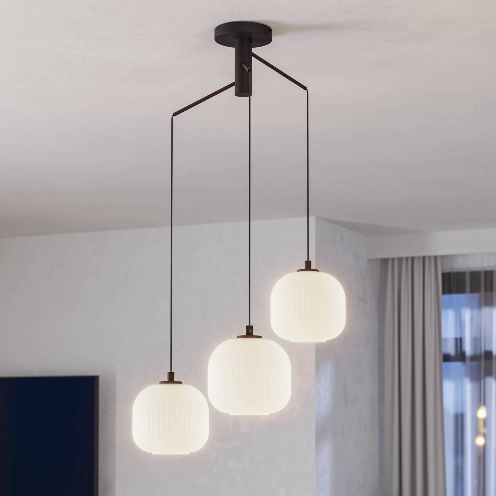 Hängeleuchte Mantunalle, Ø 62 cm, schwarz/weiß, 3-flg. Hängeleuchte Mantunalle, Ø 62 cm, schwarz/weiß, 3-flg. von EGLO