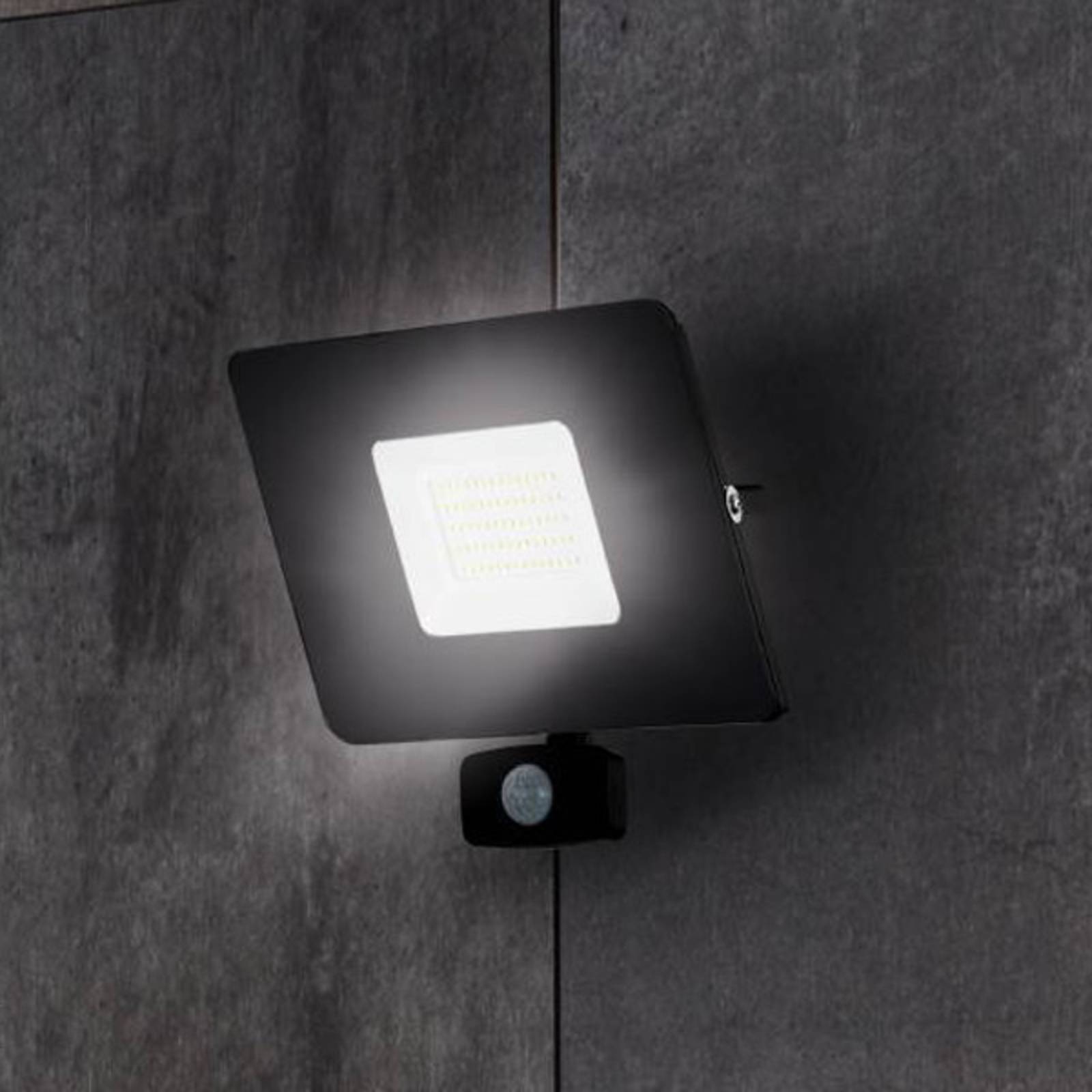 LED-Außenstrahler Faedo 3 mit Sensor, schwarz, 50W LED-Außenstrahler Faedo 3 mit Sensor, schwarz, 50W von EGLO