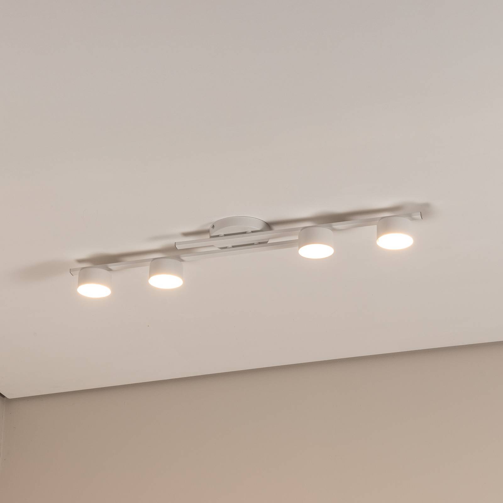 Deckenlampe Fragment, weiß, Länge 86 cm, Metall, 4-flg. Deckenlampe Fragment, weiß, Länge 86 cm, Metall, 4-flg. von EMIBIG LIGHTING
