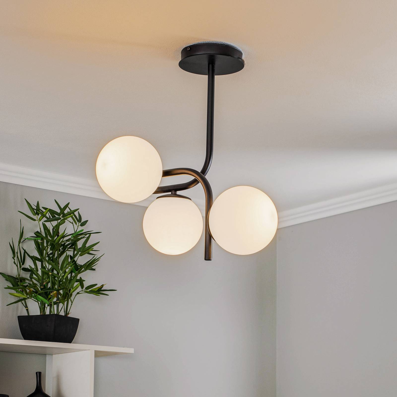 Deckenleuchte Grand, schwarz, dreiflammig Deckenleuchte Grand, schwarz, dreiflammig von EMIBIG LIGHTING