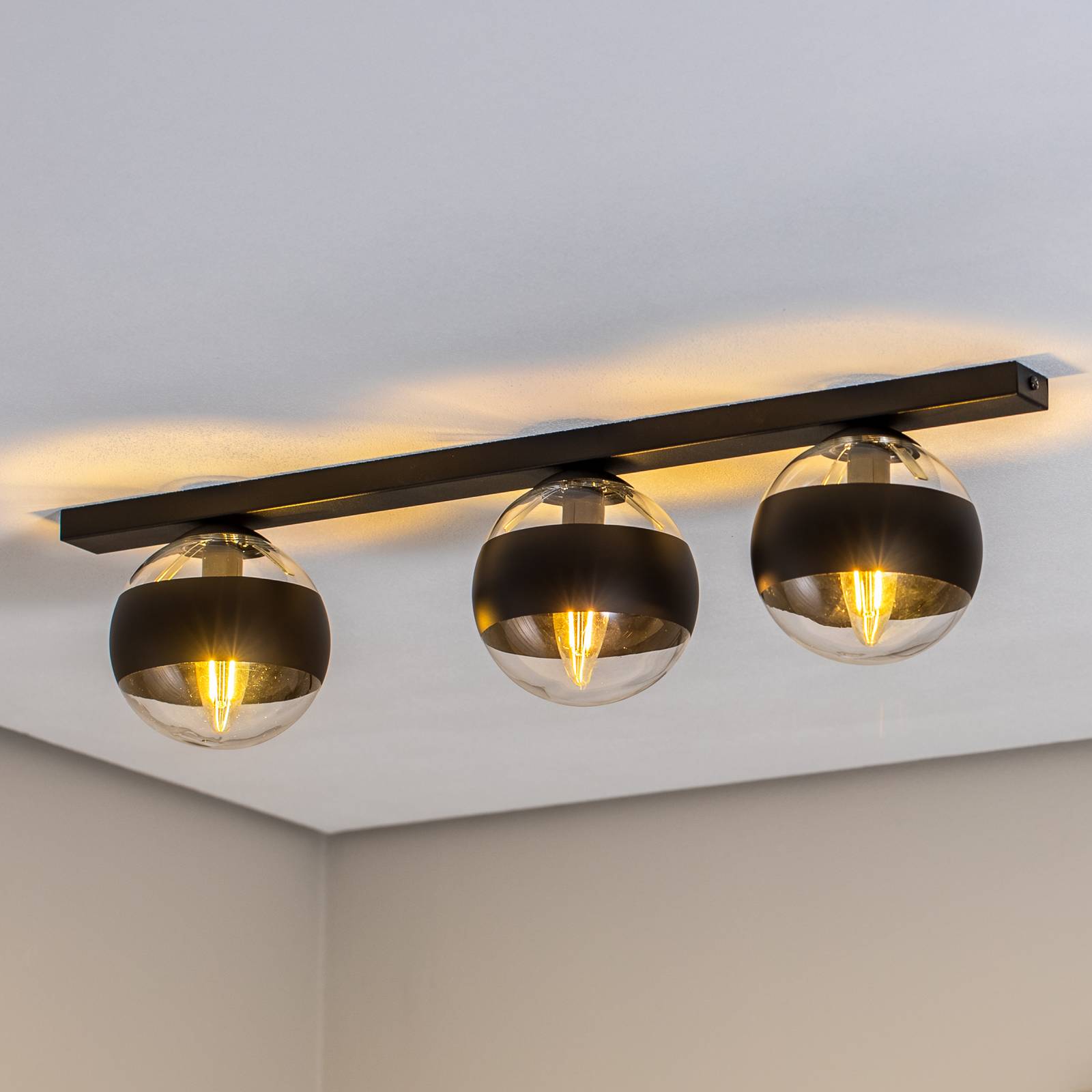 Deckenleuchte Linear, schwarz/klar, dreiflammig Deckenleuchte Linear, schwarz/klar, dreiflammig von EMIBIG LIGHTING