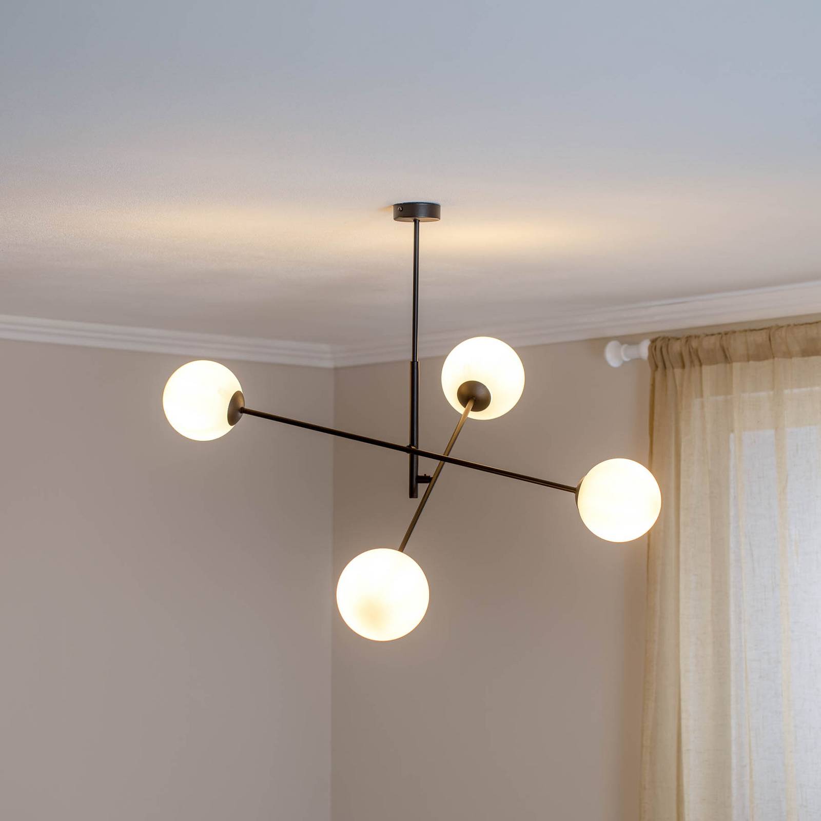 Deckenleuchte Linear, schwarz/opal, vierflammig Deckenleuchte Linear, schwarz/opal, vierflammig von EMIBIG LIGHTING