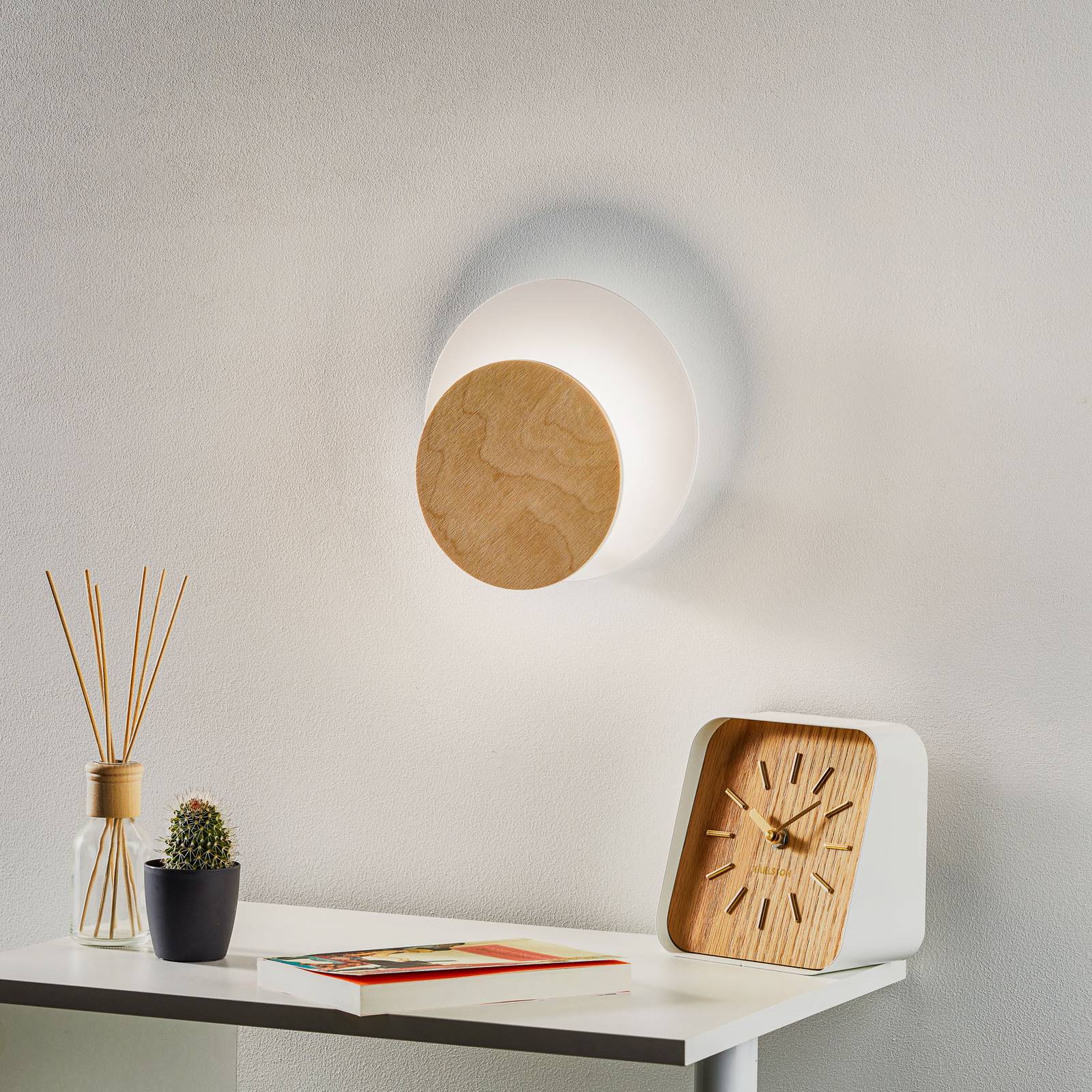 Wandlampe Circle in Weiß, Dekorplatte Holz hell von EMIBIG LIGHTING