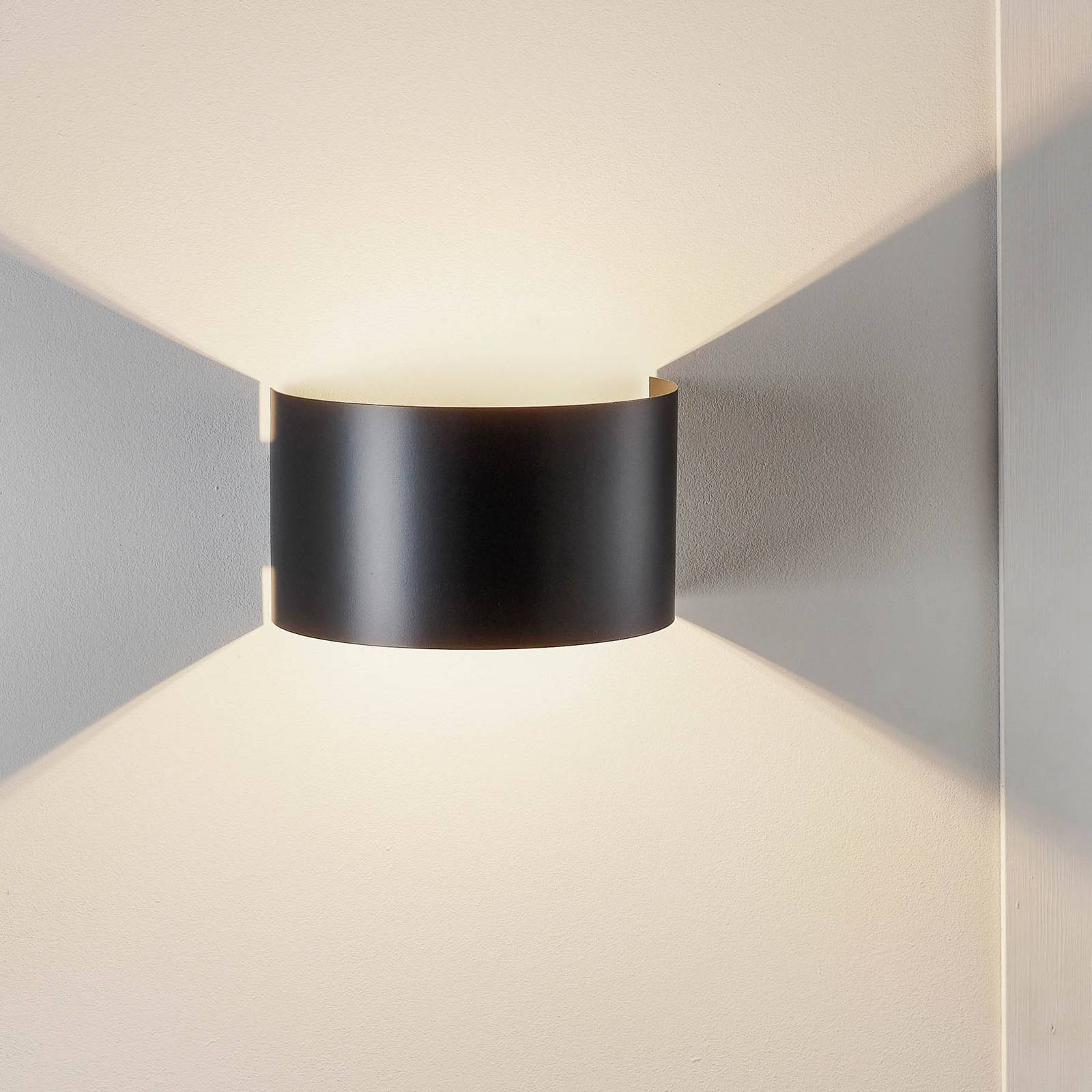 Wandlampe Fold mit gewölbtem Schirm in Schwarz Wandlampe Fold mit gewölbtem Schirm in Schwarz von EMIBIG LIGHTING