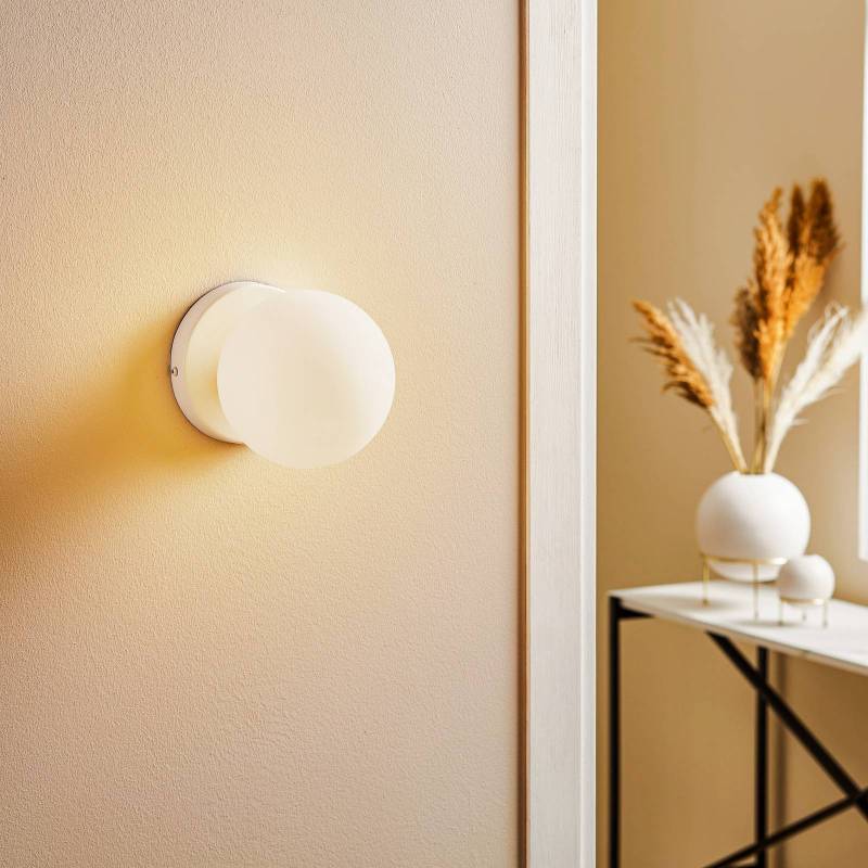 Wandlampe Kiba weiß/gold mit Glaskugelschirm von EMIBIG LIGHTING