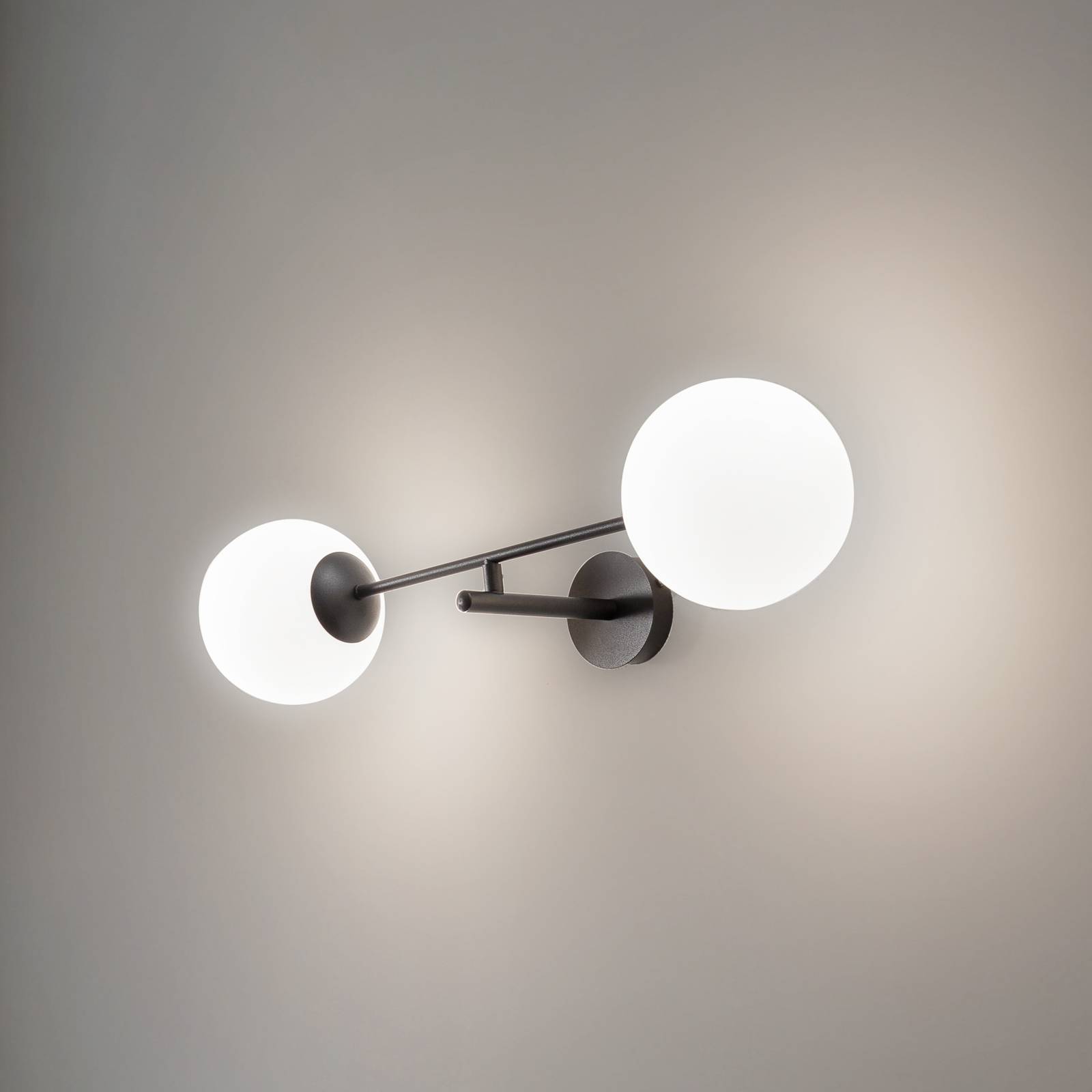Wandlampe Linear, schwarz/opal, zweiflammig Wandlampe Linear, schwarz/opal, zweiflammig von EMIBIG LIGHTING