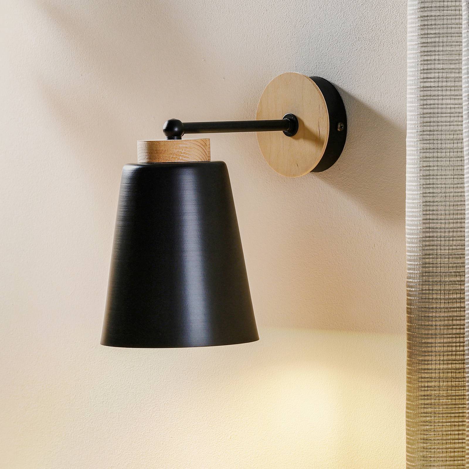 Wandlampe Periot K1 mit Holzdekoration, schwarz von EMIBIG LIGHTING