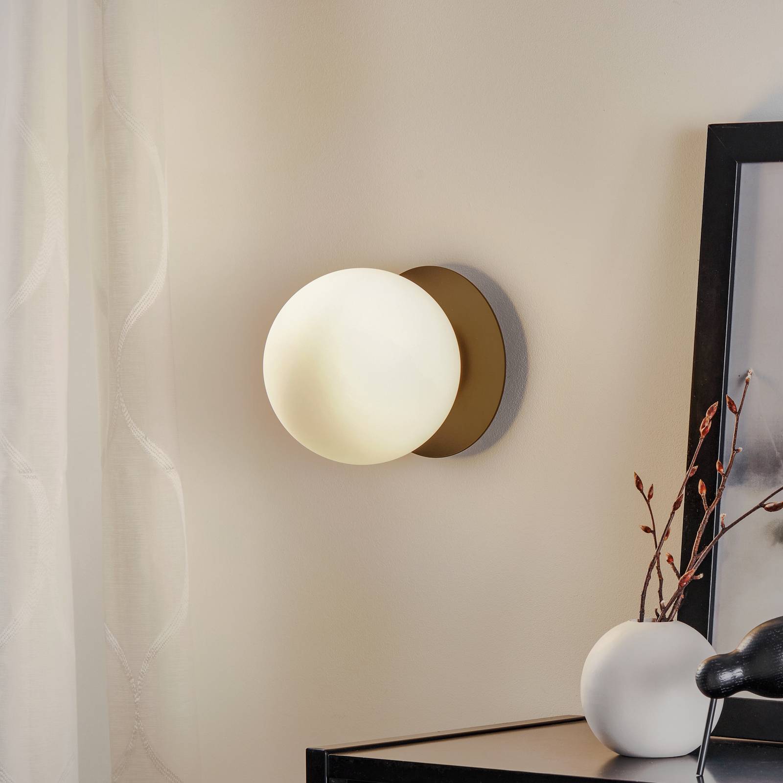 Wandleuchte Minerva K1 mit schwarzem Metallrand Wandleuchte Minerva K1 mit schwarzem Metallrand von EMIBIG LIGHTING