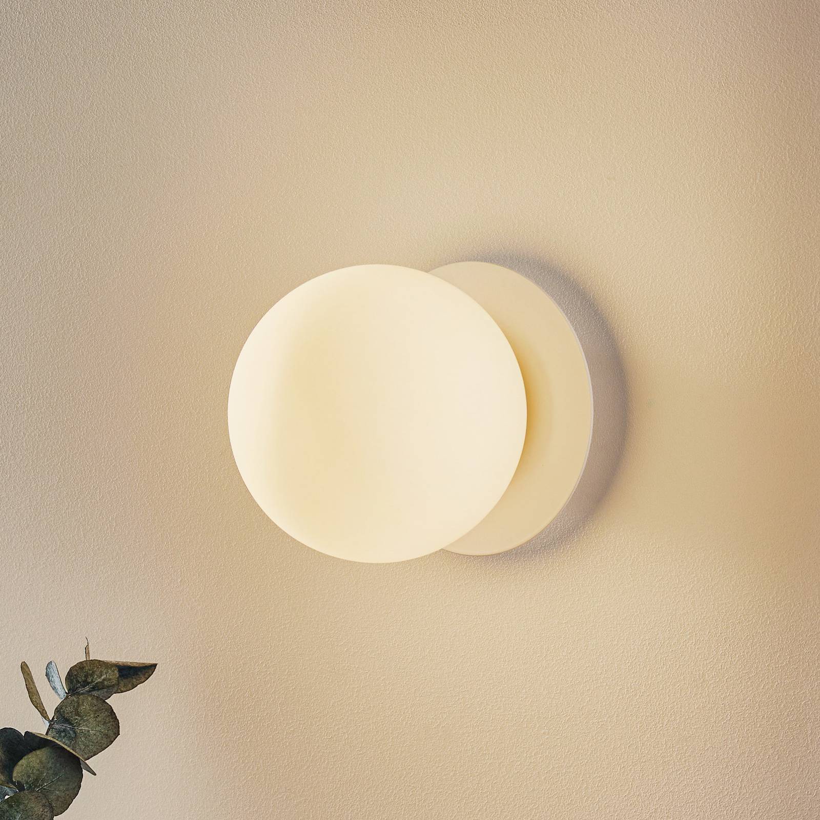 Wandleuchte Minerva K1, weiß, Ø 15 cm, Glas/Metall Wandleuchte Minerva K1, weiß, Ø 15 cm, Glas/Metall von EMIBIG LIGHTING