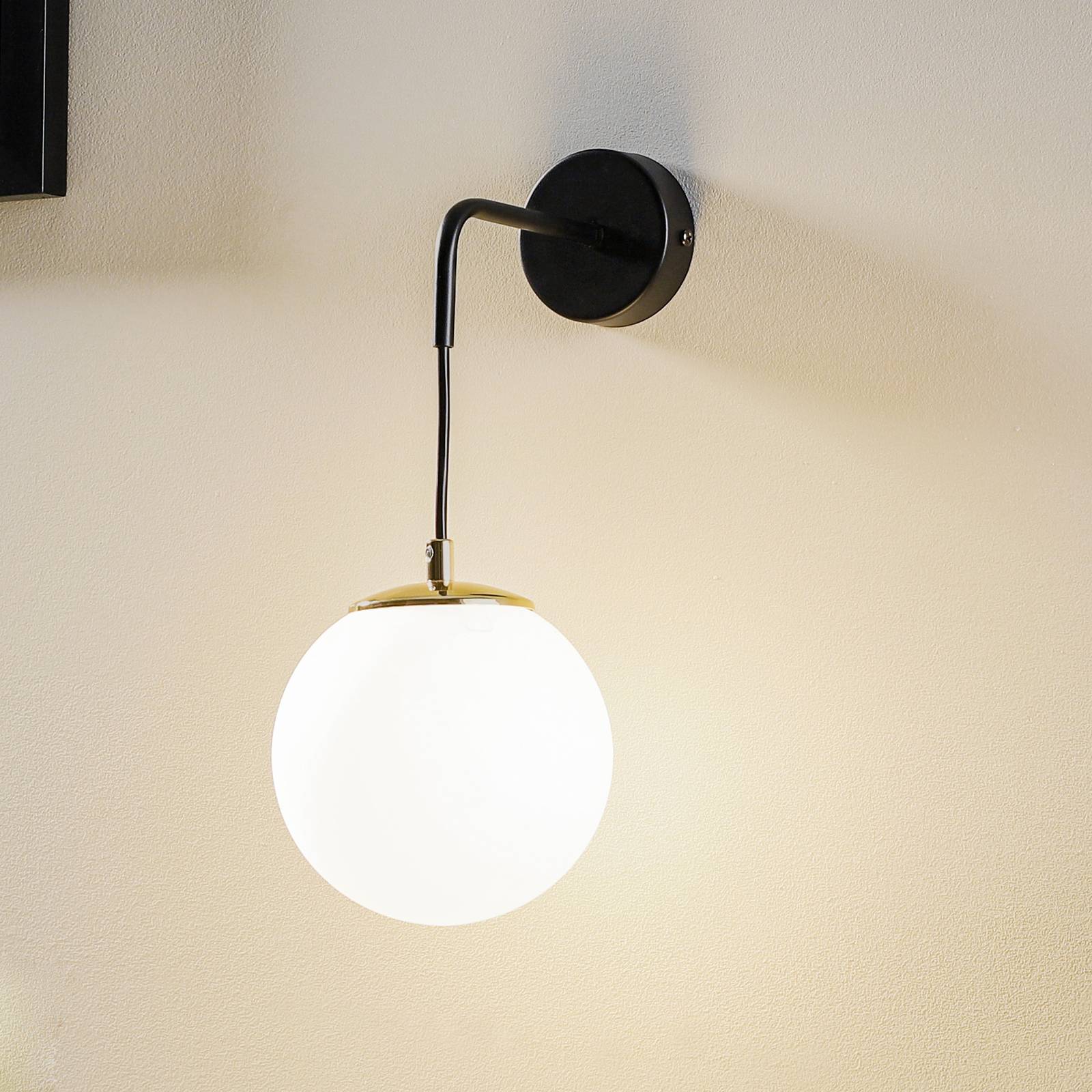 Wandleuchte Ognis K1 mit Kugelschirm, schwarz/gold Wandleuchte Ognis K1 mit Kugelschirm, schwarz/gold von EMIBIG LIGHTING
