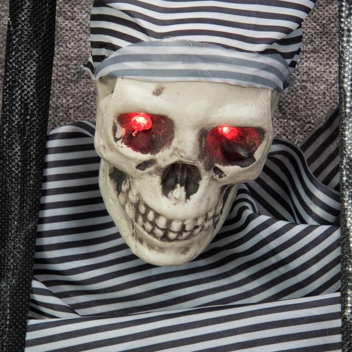 Halloween Figur Knasti - Wand-Dekoration - Totenkopf hinter Gittern - Rot blinkende Augen Halloween Figur Knasti - Wand-Dekoration - Totenkopf hinter Gittern - Rot blinkende Augen von EUROPALMS